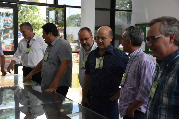 Prefeito Gustavo Melo propõe ala da prefeitura para abrigar cursos do SENAI