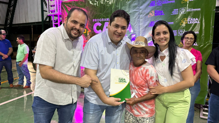 Entrega de mais escrituras reforça regularização fundiária em Alto Araguaia; prefeitura lança mais uma etapa