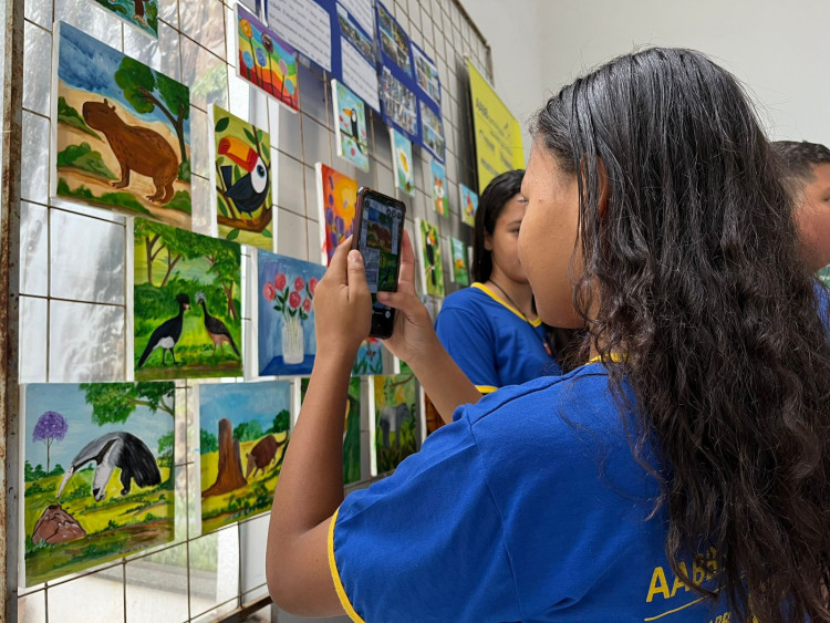 Exposição de pintura em telas traz inclusão e conhecimento às crianças do Projeto AABB Comunidade de Alto Araguaia