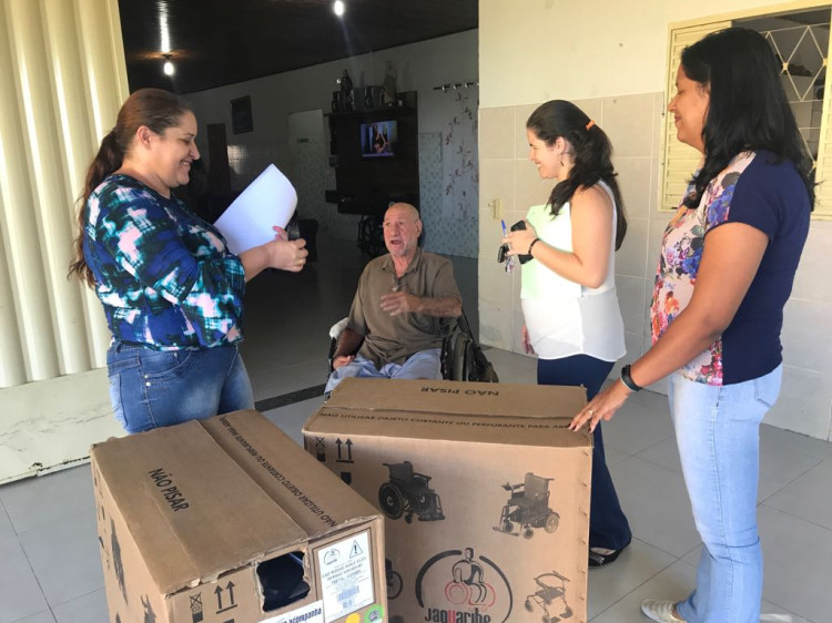 Cadeiras de rodas feitas sob medida são entregues a idosos de Alto Araguaia