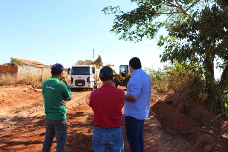 Ruas do Bairro Professora Maria das Graças recebem trabalho de terraplanagem para pavimentação