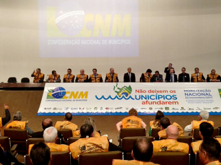 Prefeito Gustavo Melo participa de encontro nacional para discutir situação financeira do município