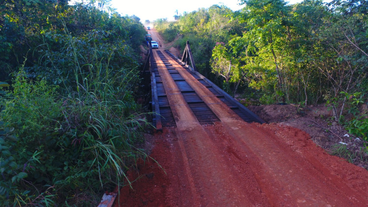 Prefeitura conclui reforma da ponte de madeira no Córrego Ribeirão Claro e mira outras três pontes na zona rural