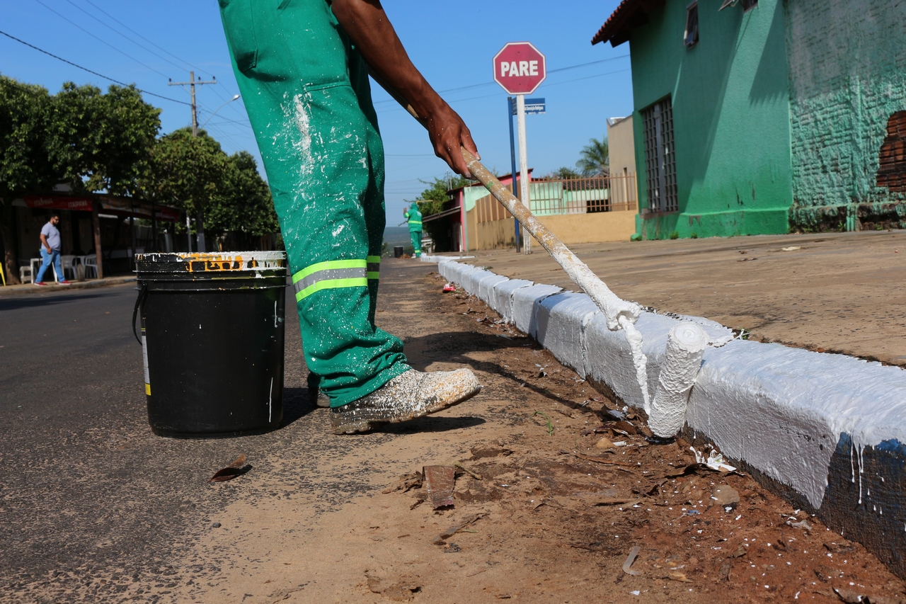 Alto Araguaia recebe nova pintura de meios-fios que atende sinalização de trânsito