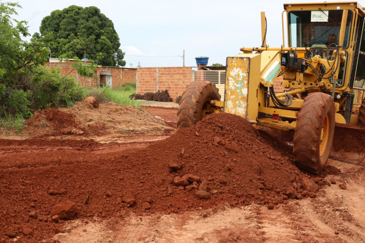 Prefeitura de Alto Araguaia cascalha ruas não pavimentadas e executa operação tapa-buracos