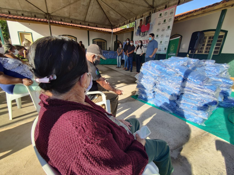 Prefeito Gustavo Melo e primeira dama entregam cobertores e agasalhos às famílias araguaienses