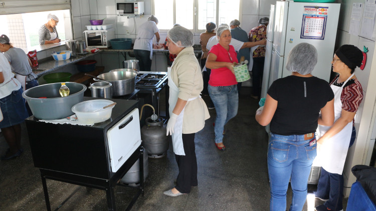 Merendeiras da rede municipal de ensino de Alto Araguaia recebem capacitação para trabalhar os alimentos