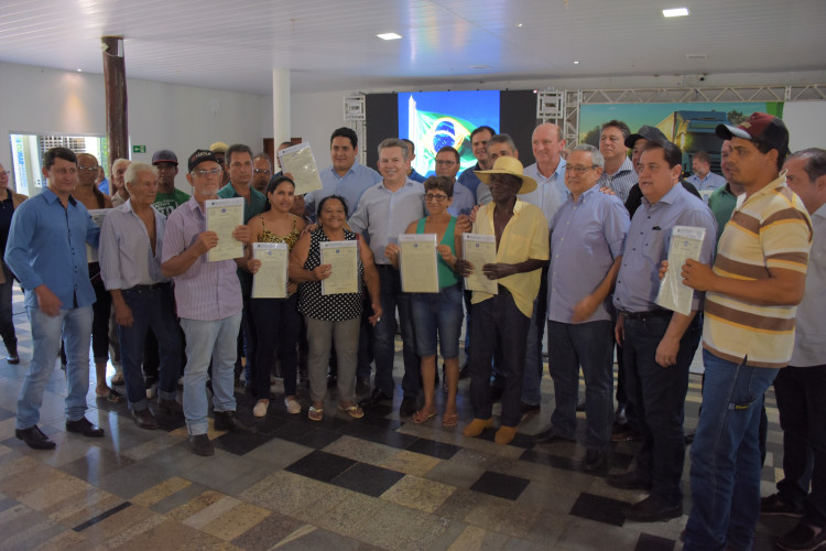 Governador Mauro Mendes e prefeito Gustavo Melo entregam 74 títulos para moradores do Distrito do Buriti