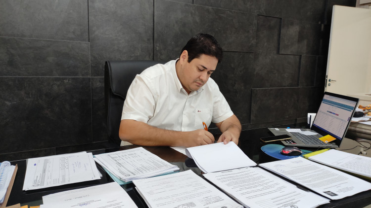 Prefeito Gustavo Melo sanciona Lei de reajuste do Programa Feijão no Fogo