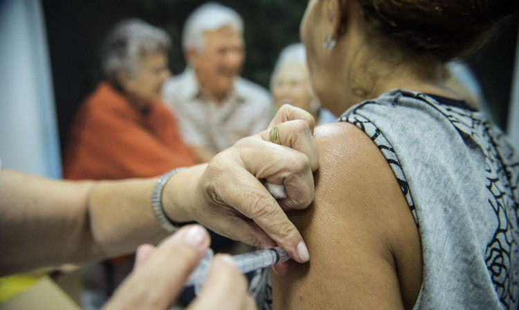 Vacina contra a gripe: Alto Araguaia começa a imunizar idosos e professores