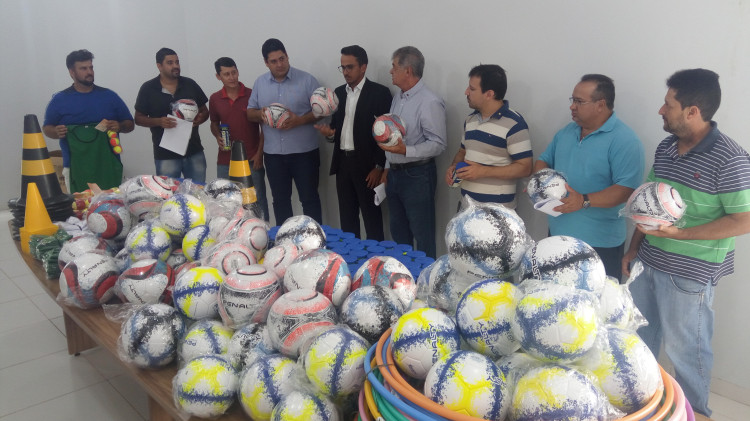 Escolinhas recebem material esportivo por meio de parceria entre Prefeitura, MPE, Poder Judiciário e Rotary Club