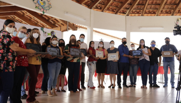 Prefeito Gustavo Melo lança programa Professor Conectado com entrega de 70 notebooks para rede municipal