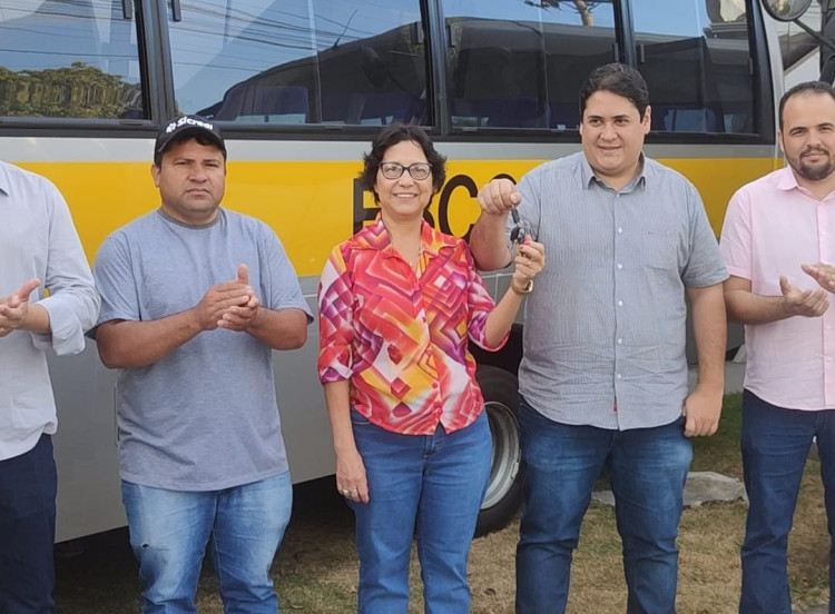 Ônibus escolares e caminhão basculante são entregues às Secretarias de Educação e Agricultura