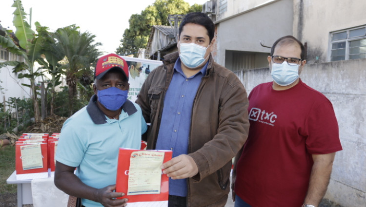 Prefeito Gustavo Melo entrega óculos a pacientes atendidos no Mutirão Oftalmológico
