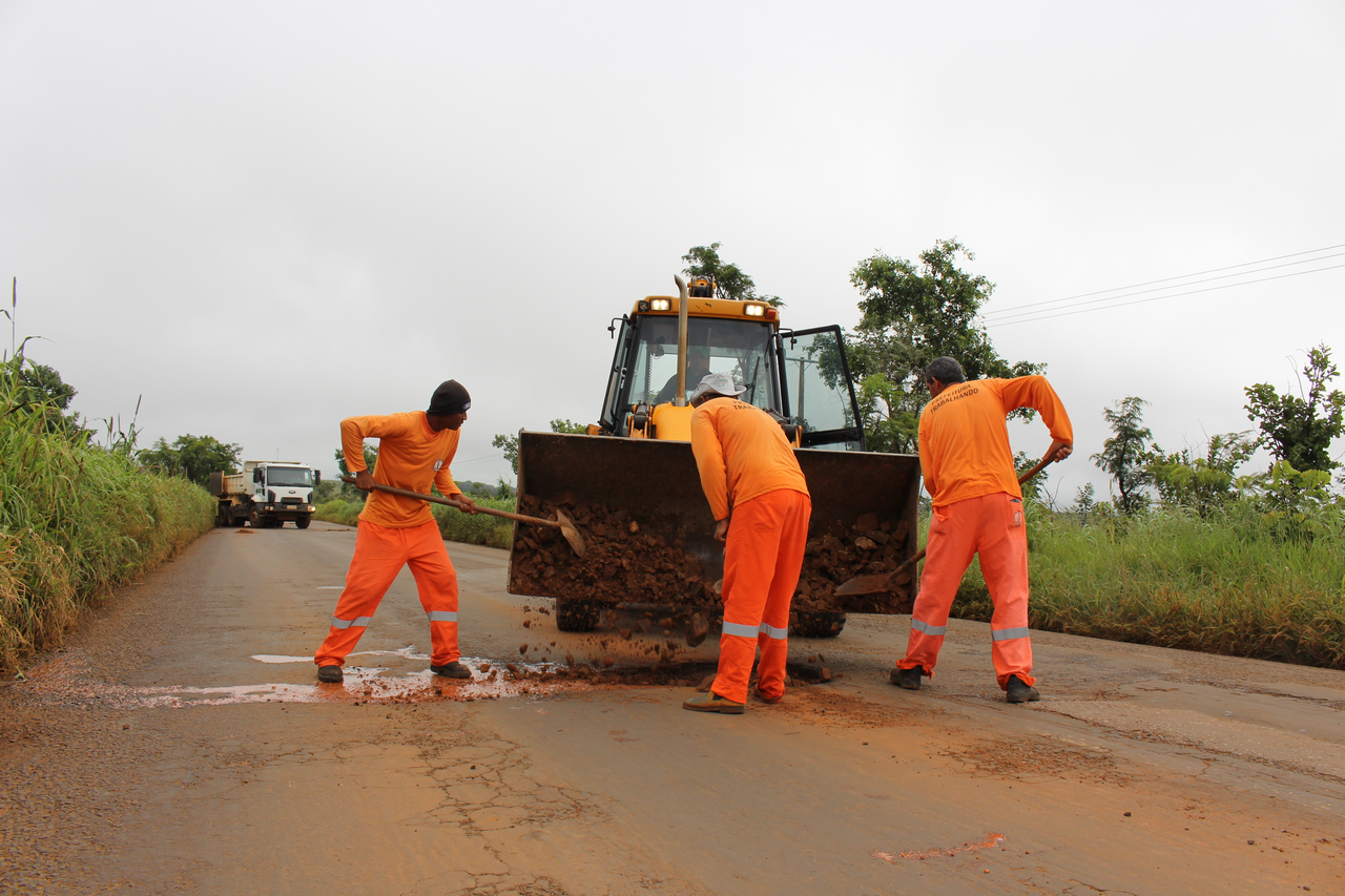 Prefeitura de Alto Araguaia realiza paliativo na MT-100, saída para Alto Taquari