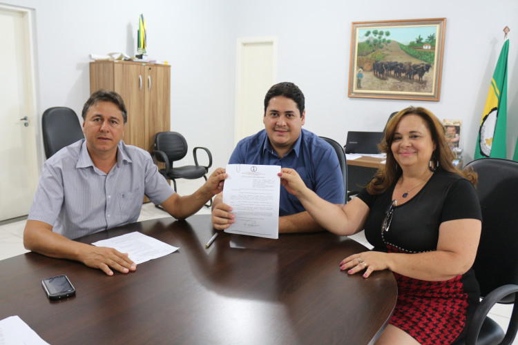 Prefeito sanciona Lei que torna Associação Comercial de Alto Araguaia utilidade pública