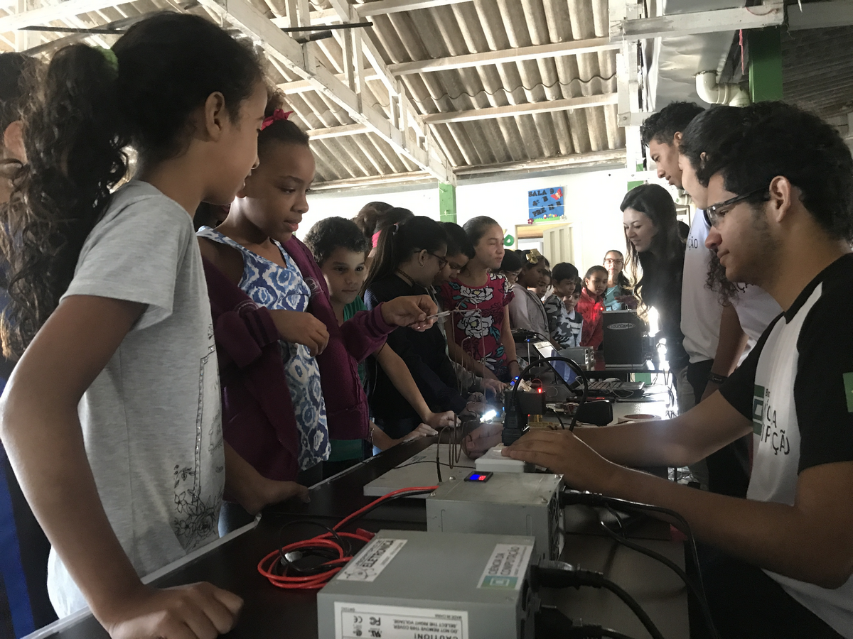 Universitários da Unemat de Alto Araguaia fazem exposição de materiais eletrônicos reciclados na rede municipal de ensino