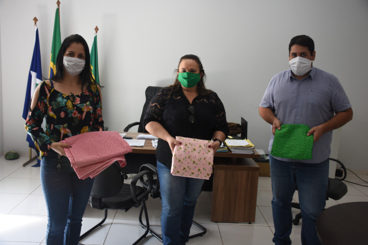 Prefeitura de Alto Araguaia recebe doação de tecidos da ACEAIA para confecção de máscaras