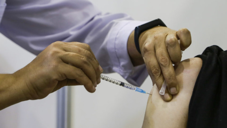 Com poucas doses, Saúde retoma vacinação contra covid-19 e segue recomendação do MP para vacinar público de 35 a 39 anos