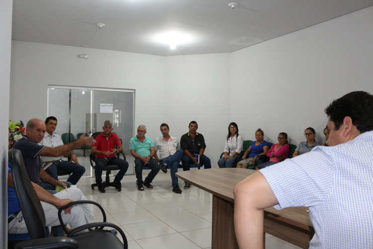 Prefeito Gustavo Melo discute com moradores e empresários medidas para prevenir alagamentos na área central