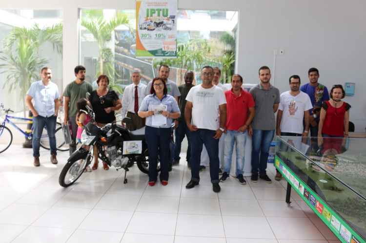 Ganhadores do IPTU Premiado de Alto Araguaia recebem prêmios