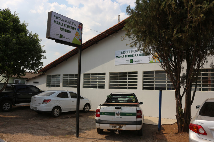 Gustavo Melo acompanha atividades após reforma da escola municipal Maria Ferreira Ribeiro