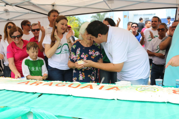 Alto Araguaia comemora aniversário de emancipação com bolo de 80 metros e cerca de uma tonelada