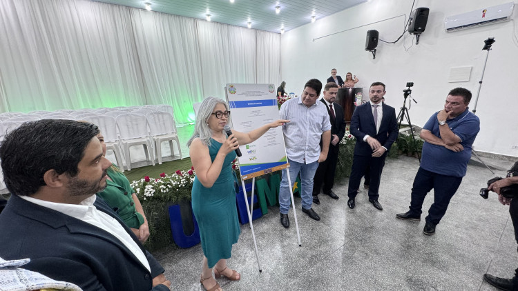 Prefeito e primeira dama participam de reinauguração do anfiteatro e de formatura na Unemat