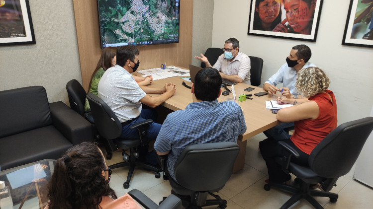 Prefeito, vice-prefeito e secretária de Educação discutem com a Seduc situação de escolas estaduais em Alto Araguaia